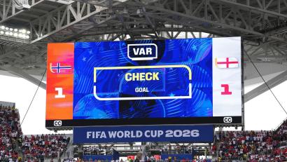 Bild: Martin Rickett/PA Wire/dpa
Check: Der Videobeweis wurde auch bei der WM herangezogen. (Archivbild)