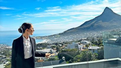 Bild: Letizia-Clara Müller
Die frischgebackene Tourismusmanagement-Fachfrau Letizia-Clara Müller setzt ihre in Wiesau erworbenen Kenntnisse in Kapstadt um. Im Hintergrund der 669 Meter Hohe Lion's Head und der Atlantik.