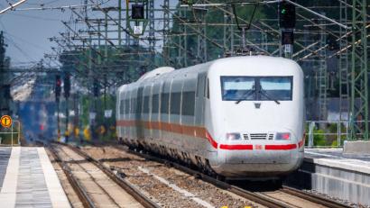 Bild: Jens Büttner/dpa
Die Bahnstrecke Hamburg-Berlin ging Mitte Juni mit sechswöchiger Verzögerung in Betrieb. (Archivbild)