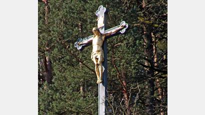 Bild: Josef Götz
1882 stiftete Julius Plentl das sieben Meter hohe gusseiserne Kreuz auf dem Felsen nahe der Wallfahrtskirche Maria-Brünnl.