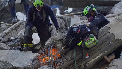 Bild: Ivan Valencia/AP/dpa
Rettungskräfte durchtrennen Trümmer bei der Suche nach Überlebenden.
