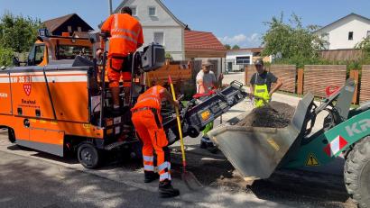 Bild: Erwin Thurner
Die Mitarbeiter des Bauhofs Sulzbach-Rosenberg haben die neue Asphaltfräse in Betrieb genommen.
