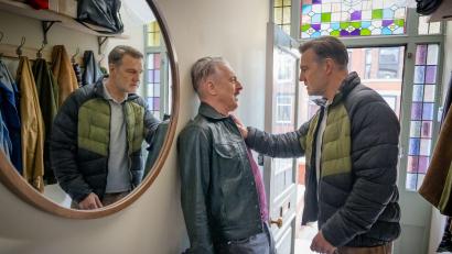 Bild: ---/Channel 4/HBO Max/dpa
Alan Cumming (Leo) und David Morrissey (als sein aggressiver Nachbar Clive) in Episode 3 der Serie „Tip Toe“.