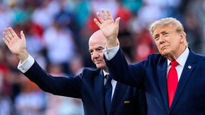 Bild: Tom Weller/dpa
Sie gelten als beste Freunde. Nun gibt Trump Infantino Rückendeckung. (Archivbild)