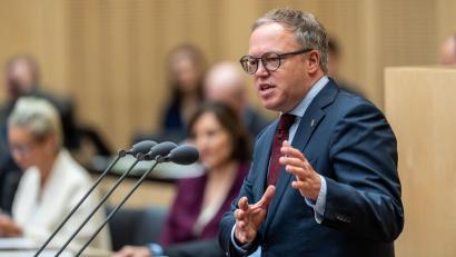 Bild: Michael Kappeler/dpa
Thüringens Ministerpräsident Mario Voigt ist mit einem Widerspruch gegen die Aberkennung seines Doktortitels gescheitert. (Archivbild)