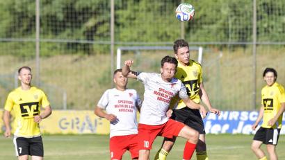 Archivbild: Hubert Ziegler
Nach der Niederlage gegen den SV Hahnbach bekommt es Inter Bergsteig (weiße Trikots) in der Bezirksliga Nord direkt mit dem nächsten starken Gegner zutun.