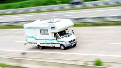 Bild: Hauke-Christian Dittrich/dpa/dpa-tmn
An einem Wohnmobil platzt ein Reifen - Unfall auf der A8 bei Günzburg. (Symbolbild)