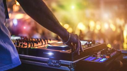 Symbolbild: DisobeyArt/stock.adobe.com
Hunderte feiernde Besucher, Musik vom DJ-Pult, Getränke – doch keine offizielle Erlaubnis. Die Polizei Neustadt/WN ermittelt wegen einer nicht genehmigten Party in Luhe.