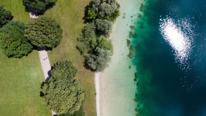 Bild: Sven Hoppe/dpa
Die Einsatzkräfte verlegten eine Schlauchleitung vom Weiher bis zum Langwieder See. (Archivbild)