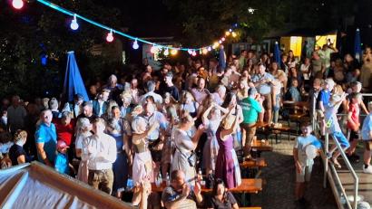 Bild: Annalena Schmitt
Tradition, Geselligkeit und ausgelassene Feierlaune stehen im Mittelpunkt der Dumbächer Kirwa. Vom 14. bis 16. August verwandelt sich der Turnerplatz in eine Festmeile.