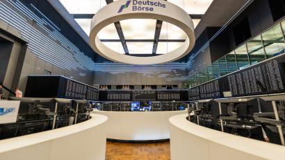 Bild: Andreas Arnold/dpa
Handelsraum der Deutschen Börse in Frankfurt: Der Dax erreicht ein Rekordhoch (Archivbild)