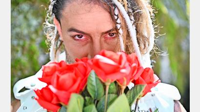 Bild: Florian Miedl
Wie ausdrucksstark Dante Sáenz innere Zerrissenheit spielen kann, bewies er 2025 als gefallener Engel in „Seele für Seele“. 2027 gibt der Musicalstar im Fichtelgebirge den „Casanova“, der alle Herzen gewinnt, aber sein eigenes verliert.