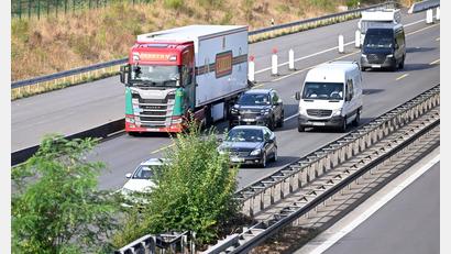 Bild: Roberto Pfeil/dpa
Lastwagen sollen Lieferungen übernehmen, die wegen des Niedrigwassers in Flüssen nicht per Schiff transportiert werden können (Symbolbild)