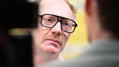 Bild: Felix Hörhager/dpa
Für den Dreh hat Simon Schwarz sich fiese Parfums besorgt.