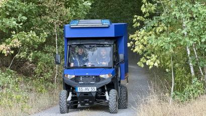 Bild: upl
Das Geländefahrzeug des Technischen Hilfswerks kommt gerade aus dem Wald zurück.
