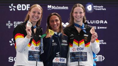 Bild: Dimitar Dilkoff/AFP/dpa
Freude mit Edelmetall: Isabel Gose (l) und Maya Werner (r) bei der Siegerehrung.