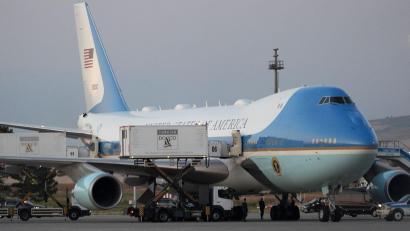 Bild: Alex Brandon/AP/dpa
Container an der Regierungsmaschine (Archivbild).