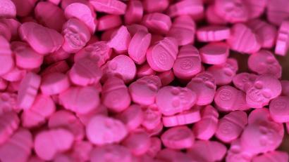Bild: Oliver Berg/dpa
Bei einer Kontrolle von Postsendungen wurden in Bayern zahlreiche Drogen entdeckt, darunter auch Ecstasy-Tabletten. (Archivbild)