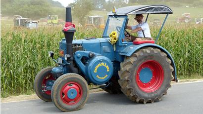 Archivbild: mfh
Beim Schleppertreffen in Neukirchen treffen sich Fans betagter Traktoren wie Oliver Hauenstein mit seinem Lanz D9506.