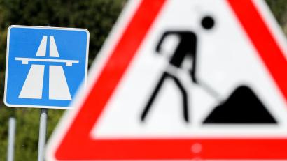 Symbolbild: Jan Woitas/dpa-Zentralbild/dpa
Autofahrer müssen sich auf der A6 bei Amberg ab Montag, 17. August, auf Behinderungen einstellen. Zwischen Amberg-West und Amberg-Süd wird die Fahrbahn in Richtung Waidhaus saniert. Die Arbeiten sollen bis 5. November dauern, teilt die Autobahn GmbH des Bundes mit.