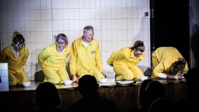 Bild: Freya Fehse / OVIGO Theater
Szenenbild aus „Das Experiment“ des OVIGO Theaters.