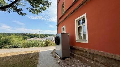Bild: Gabi Schönberger
Unübersehbar steht seit der Grundrenovierung der Kita St. Joseph die Wärmepumpe vor dem Haus. Nachdem das gesamte Heizungssystem im Roten Schulhaus in der Vergangenheit Probleme machte, soll es für eine zuverlässige Wärmeversorgung im Winter fit gemacht werden.