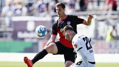 Bild: Uwe Anspach/dpa
Patrick Erras (links) im Trikot von Holstein Kiel im Spiel gegen den SV Sandhausen.