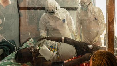Bild: Moses Sawasawa/AP/dpa
Ein Ebola-Patient wird in einem Gesundheitszentrum der Provinz Ituri behandelt. (Archivbild)