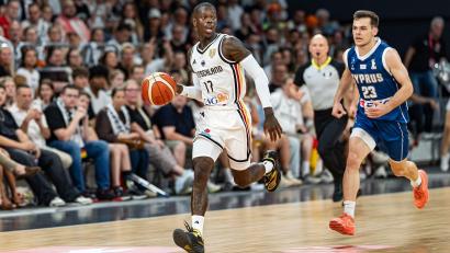 Bild: Daniel Löb/dpa
Gehört zum DBB-Kader für die kommenden Aufgaben: Dennis Schröder. (Archivbild)