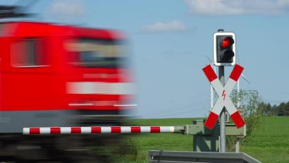 Bild: Patrick Pleul/dpa-Zentralbild/dpa
An einem Bahnübergang ist ein Zug mit einem Auto kollidiert. (Symbolbild)