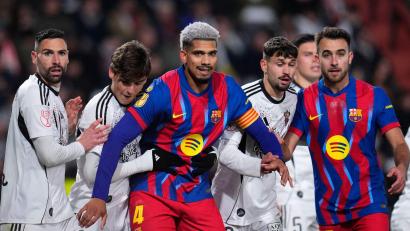 Bild: Manu Fernandez/AP/dpa
Wechselt nach Liverpool: Barcelonas bisheriger Kapitän Ronald Araujo (M). (Archivbild)