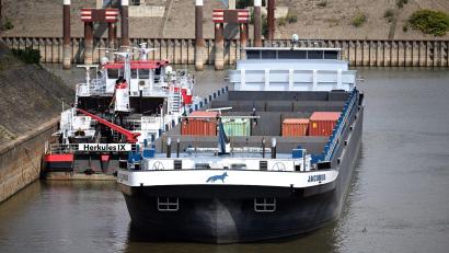 Bild: Federico Gambarini/dpa
Die Pegelstände im Rhein in NRW wie hier in Duisburg fallen weiter