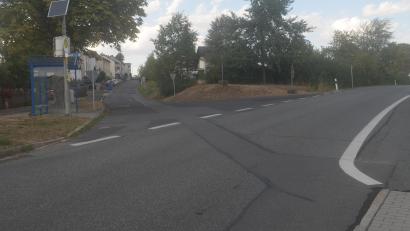 Bild: Ernst Frischholz
In die von rechts kommende Weidener Straße mündet links die Manteler Straße ein. Einige Anwohner beantragten hier einen Verkehrsspiegel bei der Marktgemeinde Kohlberg.