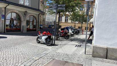 Bild: Andreas Ascherl
Am Hallplatz wachsen zwar Bäume. Aber viel mehr Autos und Motorräder. Trotzdem könnte man nach Einschätzung von Piet Gürtler hier eine schöne Grünfläche schaffen.