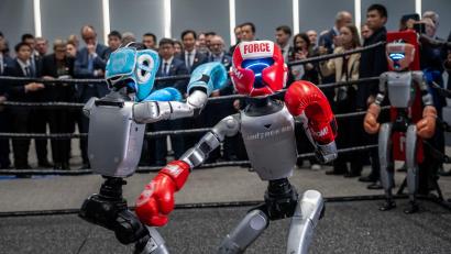 Bild: Michael Kappeler/dpa
Roboter der Firma Unitree während einer Präsentation beim China-Besuch von Bundeskanzler Friedrich Merz (CDU). (Archivbild)