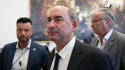 Bild: Sven Hoppe/dpa-Pool/dpa
Die Flugblattaffäre brachte Freie-Wähler-Chef Aiwanger 2023 massiv unter Druck. Am Ende konnte seine Partei bei der Landtagswahl von der kontroversen Debatte gar profitieren. (Archivbild)
