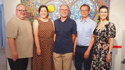 Bild: Stadt Tirschenreuth/Birgit Plößner
Die Verantwortlichen der Rizzi-Ausstellung freuen sich über ein gelungenes gemeinsames Kunst-Highlight: (von links) Kurator Thomas Herrmann, Museumsleiterin Birgit Plößner, Bürgermeister Hans-Peter Schärl, Geschäftsleiter Markus Bergauer und Kuratorin Sabrina Kalcher.