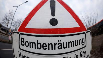 Bild: Friso Gentsch/dpa
Wegen einer Bombenentschärfung wird am Dienstagabend auch vorübergehend die Bahnlinie zwischen Augsburg und Ulm gesperrt. (Symbolbild)