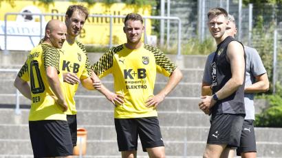 Bild: Hubert Ziegler
Die beiden Spielertrainer Friedrich Lieder (von links) und Mario Zitzmann wurden beim FC Amberg entlassen, Co-Trainer Matthias Graf trifft dagegen mit Neu-Trainer Erkan Kara auf einen alten Bekannten.