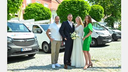 Bild: exb
Strahlende Gesichter bei der Vermählung: von links Martin, Simon, Jessica und Elena Ertl.
