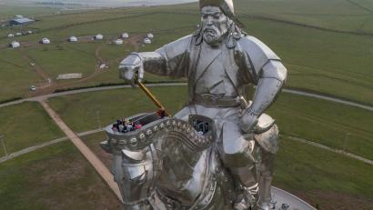 Bild: Ng Han Guan/AP/dpa
Sehr lebendig zeichnen die Autoren den Weg Temüdschins, so Dschingis Khans ursprünglicher Name, vom verarmten und entrechteten Jungen zum brutalen Eroberer nach. (Symbolbild)