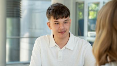 Bild: Marina Gube
Bastian Maurer ist 20 Jahre alt. Im Juni blieb sein Herz plötzlich stehen. Inzwischen ist die Ursache klar: Er hat eine seltene Krankheit, das Brugada-Syndrom.