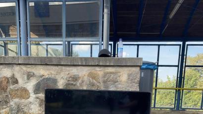 Bild: PI Schwandorf, PM Glaser
Ein 24-jähriger Radfahrer ist in Schwandorf mit einem Fernseher auf der Schulter gegen ein Auto gefahren.