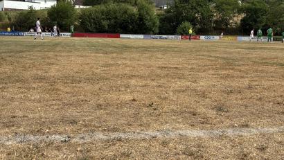 Bild: DJK Weiden
Eher ein Stoppelfeld als ein Fußballplatz: So wie in Kohlberg sieht es aktuell auf vielen Sportplätzen in der Region aus.