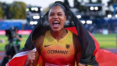 Bild: Sven Hoppe/dpa
Kugelstoß-Olympiasiegerin Yemisi Mabry freute sich über EM-Bronze.