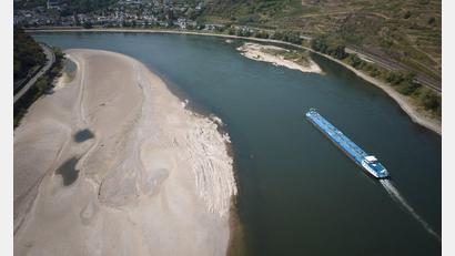 Bild: Thomas Frey/dpa
Die niedrigen Wasserstände am Rhein behindern den Transport von Öl und Sprit - das treibt die Preise. (Archivbild)