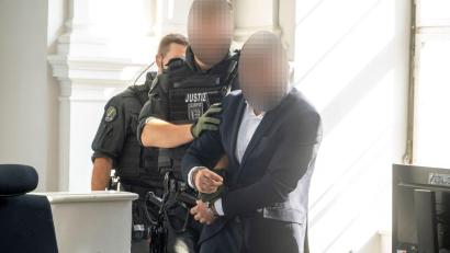 Bild: Stefan Puchner/dpa
Der Angeklagte soll am 18. Geburtstag des ältesten Kindes auf seine Ehefrau geschossen haben
