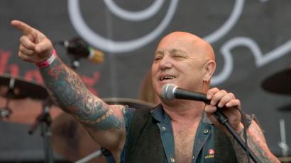 Bild: picture-alliance/ dpa
Die australische Rockband Rose Tattoo hat wegen gesundheitlicher Probleme des Sängers Angry Anderson ihre Europa-Tournee abgebrochen. (Archivbild)