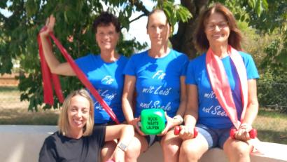Bild: Helga Kamm
Projektleiterin Sarah Dehling (unten) und ihre Übungsleiterinnen (von links) Kristina Meiler, Susanne Hiltel und Emma Zeitler wollen Männer ab 60 in Bewegung bringen.