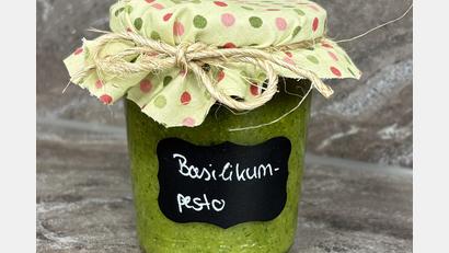 Bild: Theresia Selch
Selbstgemachtes Basilikum-Pesto hält sich gut verschlossen im Kühlschrank etwa sechs Wochen.